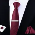 Détail de la cravate bordeaux rayée avec pince à cravate, boutons de manchette et pochette. - Cravate classique, 6 cm étroite, W6A6052-1