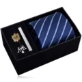 Herren Krawatten-Geschenkset in Blau gestreift mit Krawattenklammer und Manschettenknöpfen. - KHVY8105-1