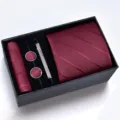 Detalle del juego de corbata para hombre, tela fina, gemelos y pinza en primer plano. - Caja de Esponja Hecho a Mano Rayas Burdeos