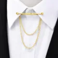 Nahaufnahme einer goldenen Herren Hemdkragen Nadel mit doppelter Kette für elegante Business Looks. - Gold Doppelkette
