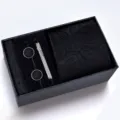 Vista detallada del juego de regalo para hombre con corbata, gemelos y pasador. - Caja de Esponja Hecho a Mano Paisley Negro