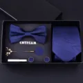 Ανδρικό μπλε επαγγελματικό σετ γραβάτας δώρο με παπιγιόν, μανικετόκουμπια και κλιπ. - Σκούρο μπλε ακανόνιστο σχέδιο H7C8002