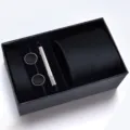 Détail de l'ensemble cravate homme noir avec boutons de manchette et élégante pince à cravate - Fin Rayé Noir