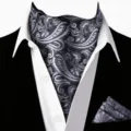 Vista dettagliata di cravatta ascot paisley nero grigio e fazzoletto da taschino uomo. - D2X9005