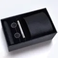 Vue detaillee du coffret cadeau cravate homme noire rayee avec boutons de manchette. - Sergé noir