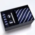 Vue detaillee des accessoires du coffret cadeau de cravate rayee pour homme de 8 cm. - Rayures bleues et blanches