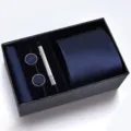 Détail ensemble cadeau cravate homme bleu marine avec boutons de manchette et boîte. - Petits Carreaux Bleu Marine