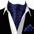 Detailweergave van marineblauwe stippen ascot das en pochet set voor formeel herenkostuum - D2X9007