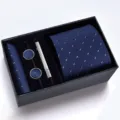 Détail de set de cravate d'affaires pour hommes avec cravate bleue à motifs pochette et boutons - Carreaux Marine