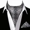 Detailweergave van heren vintage zwart zilver paisley ascot stropdas en pochet set. - D2X9015