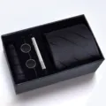 Vue détaillée du coffret cadeau cravate homme classique noir avec boutons de manchette élégants. - Sergé noir