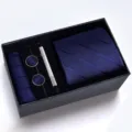 Vue détaillée coffret cadeau cravate homme affaires, cravate bleu foncé et boutons manchette. - Bleu foncé sergé