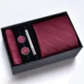 Ensemble cravate bordeaux homme pochette boutons de manchette pince cravate vue de détail - Sergé bordeaux