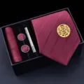 Coffret cadeau cravate de mariage rouge pour homme avec boutons de manchette et pince. - Double Bonheur Rond Bordeaux