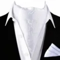 Set van witte paisley ascot en pochette voor formele heren trouwpakken en kostuums. - D2X9116