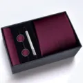 Coffret cadeau cravate homme bordeaux business avec boutons de manchette pince - Fin Motif Rouge Jujube