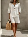 Casual witte linnen tweedelige set met V-hals, knoopsluiting bovenstuk en bijpassende korte broek. - Wit