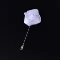 Weißer Stoffrosen Anstecker, elegante Hochzeits Boutonnière für Bräutigam und Dekoration. - Weiß