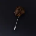 Dunkelbraune Satin Rosen Reversnadel Herren Hochzeit Anzug Brosche elegante Stoffblume - Dunkelbraun