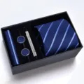Vue détaillée du coffret cadeau cravate rayée bleue pour homme avec boutons de manchette. - Style Fait Main Éponge (H6A8002-6H) / Set de 5 pièces / Bleu et Blanc d'Affaires
