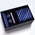 Vue détaillée du luxueux ensemble de cravate rayée bleue pour hommes avec coffret. - Style Fait Main Éponge (H6A8006-6H) / Set de 5 pièces / Rayé Bleu-Violet