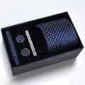 Dettaglio set cravatta uomo con cravatta blu fantasia, fazzoletto da taschino e gemelli eleganti. - Stile Fatto A Mano In Spugna (H6A8009-6H)