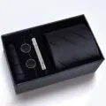 Vista dettagliata del set regalo cravatta nera da uomo con gemelli e fermacravatta inclusi. - Stile Fatto A Mano In Spugna (H6A8043-6H)