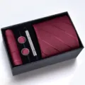 Vista dettagliata del set regalo cravatta da uomo bordeaux con gemelli e fermacravatta. - Stile Fatto A Mano In Spugna (H6A8051-6H)