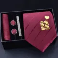 Set cravatta da sposa in seta rossa con gemelli fermacravatta fazzoletto e confezione regalo - Stile Fatto A Mano In Spugna (H6A8053-6H)