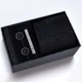 Vista dettagliata del set regalo cravatta fazzoletto gemelli con motivo cachemire nero. - Stile Fatto A Mano In Spugna (H6A8056-6H)