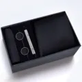 Vista dettagliata del set regalo con cravatta nera da uomo e accessori raffinati. - Stile Fatto A Mano In Spugna (H6A8057-6H)