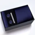 Set cravatta uomo blu cofanetto regalo con gemelli fermacravatta e fazzoletto da taschino. - Stile Fatto A Mano In Spugna (H6A8058-6H)