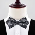 Schwarze spitz zulaufende Herrenfliege mit grauem Blumenmuster für Hochzeitsanzug. - Üppiges Laub (P6016)