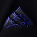 Zwarte zijden pochet met blauwe bloemenborduursel voor heren kostuum formele zakelijke kleding. - X8917 (Zwart Blauw Bloemen)