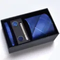 Conjunto de corbata a cuadros azules de negocios para hombre con pañuelo gemelos y pinza. - Caja de Cartón Hecho a Mano Negocios Azul Marino