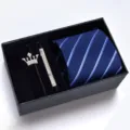 Detailansicht des Herrengeschenksets mit blauer Krawatte, Silberklammer und Kronenbrotsche. - KHVA8002-1A