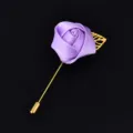 Elegante violette Satin Rosen Brosche mit goldenem Metallstift und Blätter-Deko für Hochzeitsanzug. - Lila