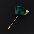 Dunkelgrüne Stoffrose Anstecknadel mit goldenem Blatt, elegante Hochzeitsboutonnière für Herren. - Dunkelgrün
