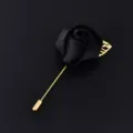 Schwarze Satin Rosen Brosche mit goldener langer Nadel für Hochzeit und festliche Anlässe. - Schwarz