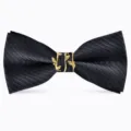 Cravatta a farfalla nera da uomo con dettaglio in metallo dorato, accessorio elegante. - Saglia nera