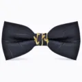 Farfallina nera con anello centrale in metallo dorato, accessorio elegante per uomo speciale. - strisce nere
