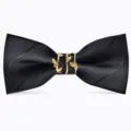 Classico papillon nero da uomo con elegante anello centrale dal design a foglia dorata. - Saglia nera