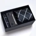 Conjunto de corbata de negocios para hombre con corbata de cuadros de 8cm, pañuelo, gemelos. - Caja de Cartón Hecho a Mano Negocios Cuadros Negros