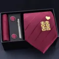 Set regalo corbata boda burdeos hombre, incluye corbata de 8cm, pañuelo, gemelos, pinza corbata. - Caja de Cartón Hecho a Mano Rojo Vino Doble Felicidad