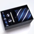 Set de regalo de corbata a rayas azules para hombre con pañuelo gemelos y pinza para corbata. - Modelo con cremallera | KH6R8019-1