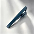 Herren Krawattenklammer aus Metall, galvanisiertes dunkles Blau minimalistisches Accessoire. - Marineblau
