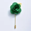 Broche fleur de camélia en tissu vert avec tige dorée pour costume de mariage et événement. - Vert