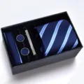 Vue détaillée ensemble cravate homme rayée bleu avec pochette boutons de manchette pince à cravate. - Sergé Bleu Blanc