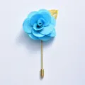 Élégante épingle de revers camélia en tissu bleu avec tige et feuille dorées pour mariage. - Bleu