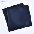 Donkerblauwe gestructureerde heren pochet, klassiek accessoire voor trouwpakken. - Gestreepte Borstzakdoek (X8037)